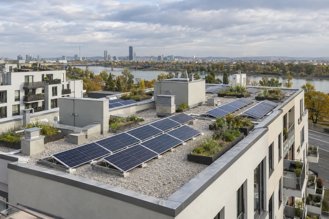 Solarmodule neben einem Dachgarten