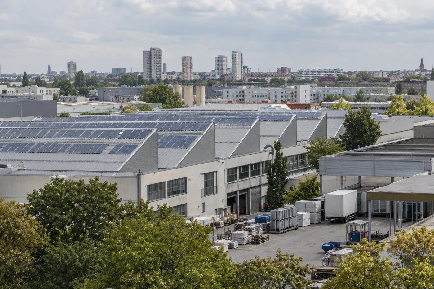 Solarmodule auf dem Sheddach einer Gewerbehalle