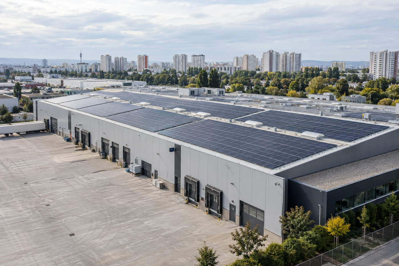 Solarmodule auf einem Gewerbedach