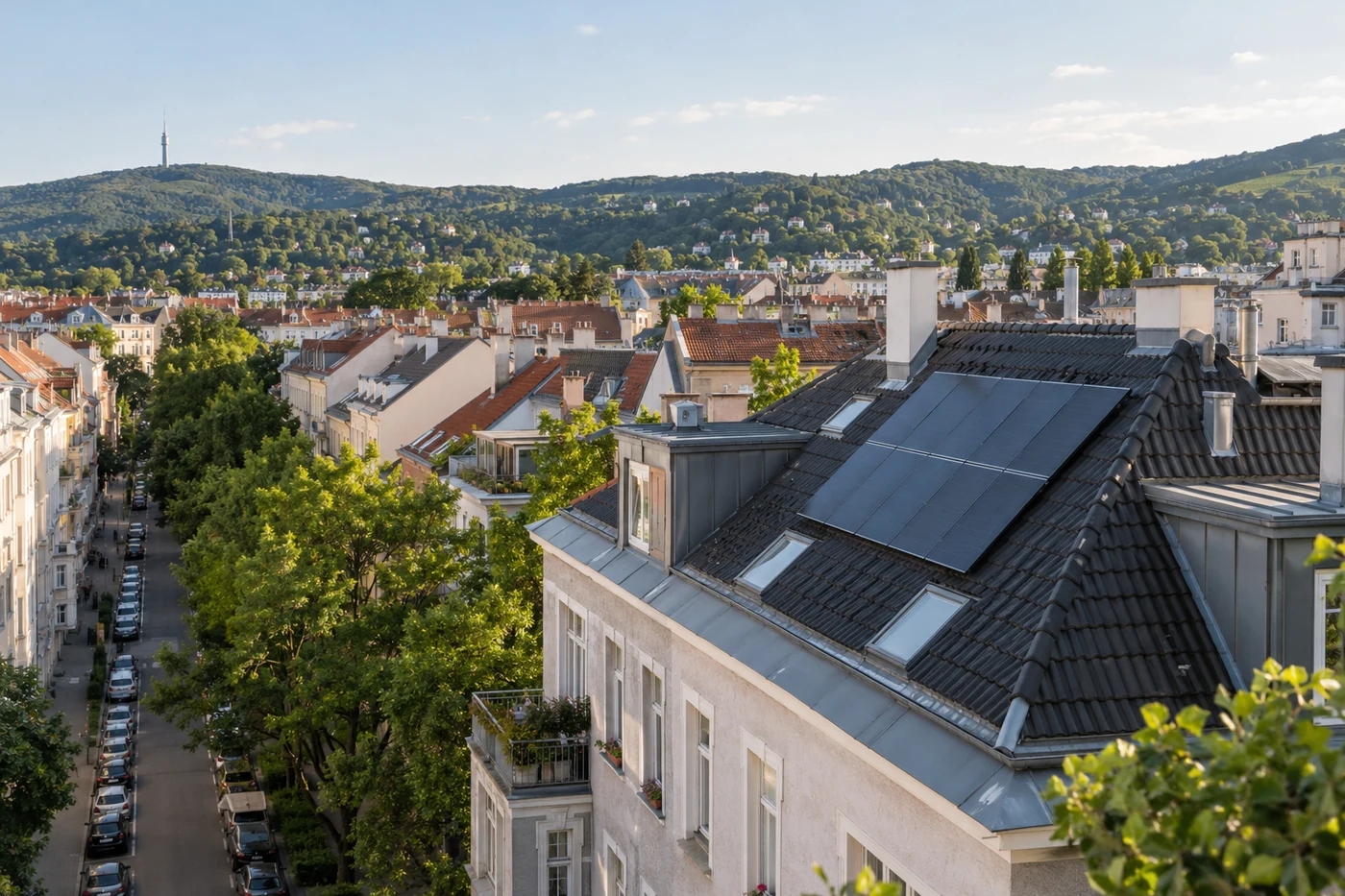 Solarmodule auf einem Stadtwohnhaus im Sommerlicht