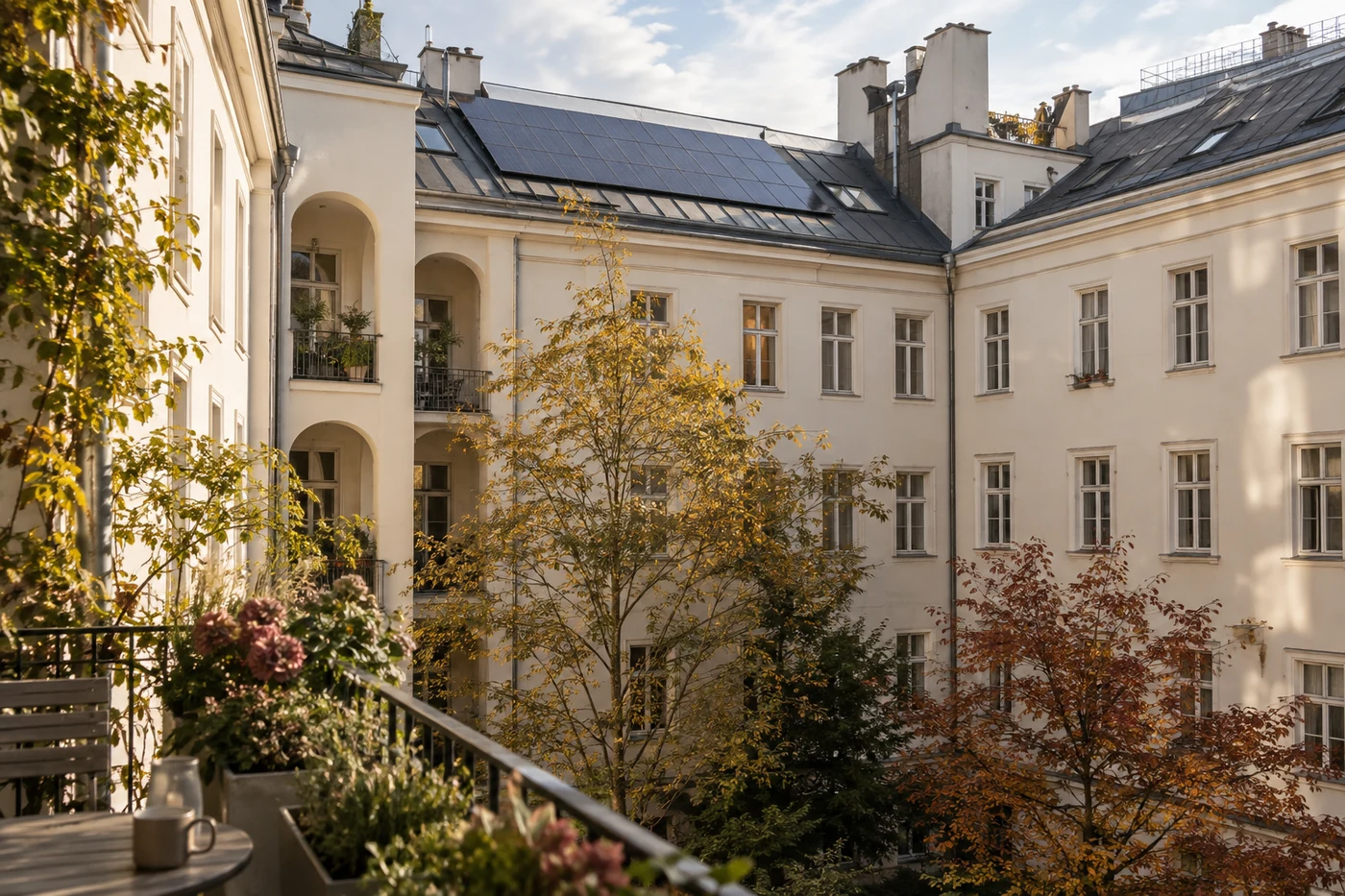 Wohnhof mit hellen Fassaden und Solarmodulen am Dach