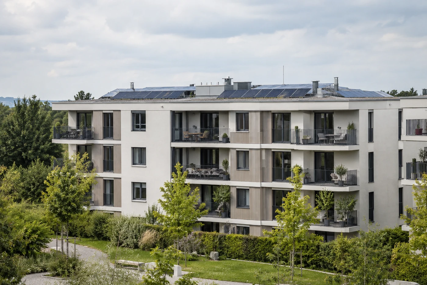 Mehrgeschossiges Wohnhaus mit Photovoltaik und begrünter Außenanlage