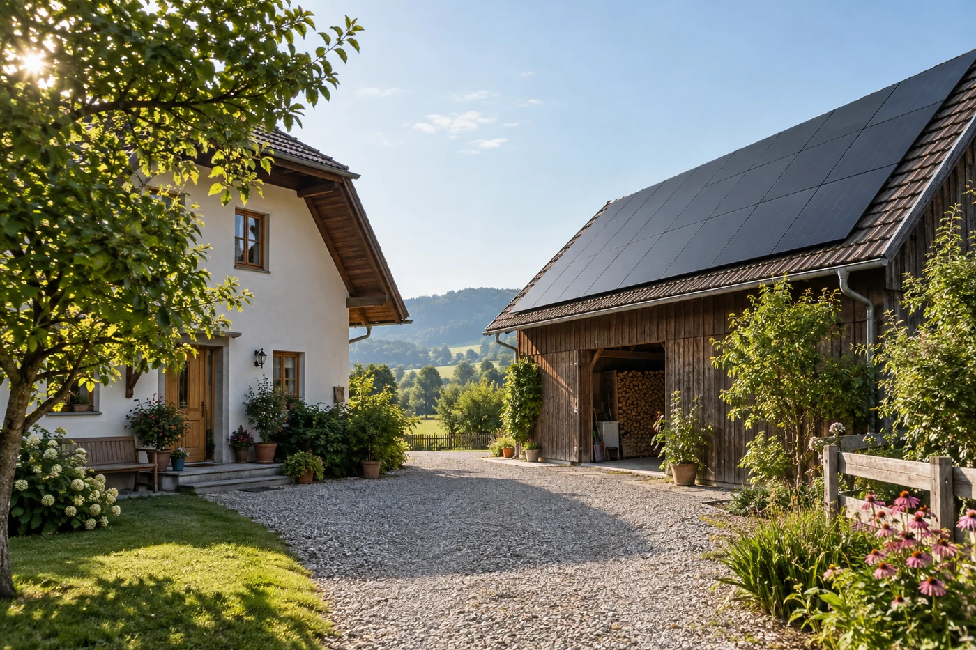 Hof zwischen einem Wohnhaus und einem Nebengebäude mit Solarmodulen