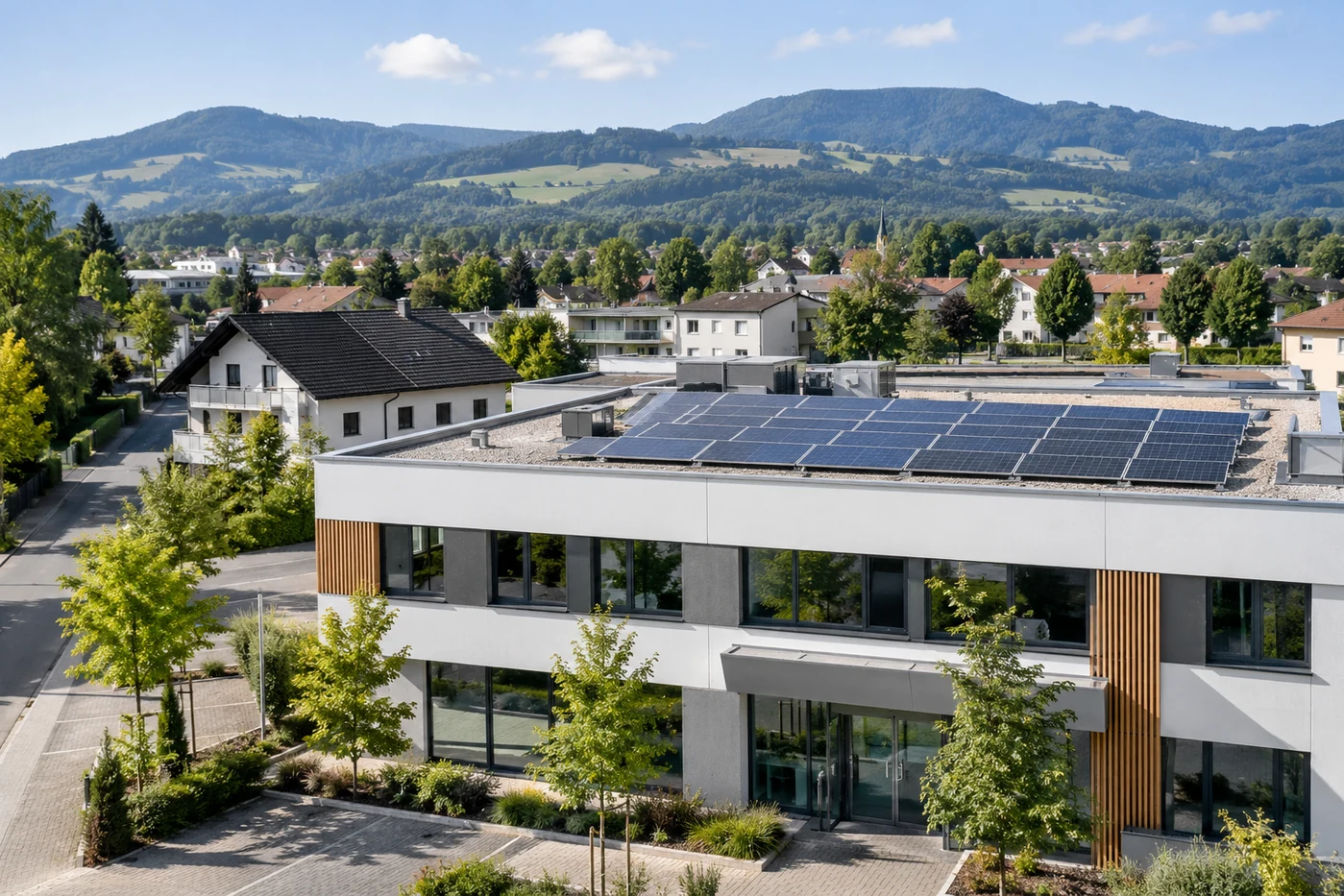 Solarmodule auf dem Dach eines niedrigen Gewerbegebäudes