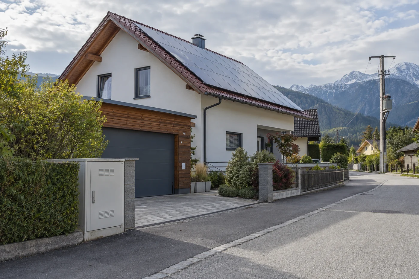 Solardach und Stromanschluss eines Wohnhauses