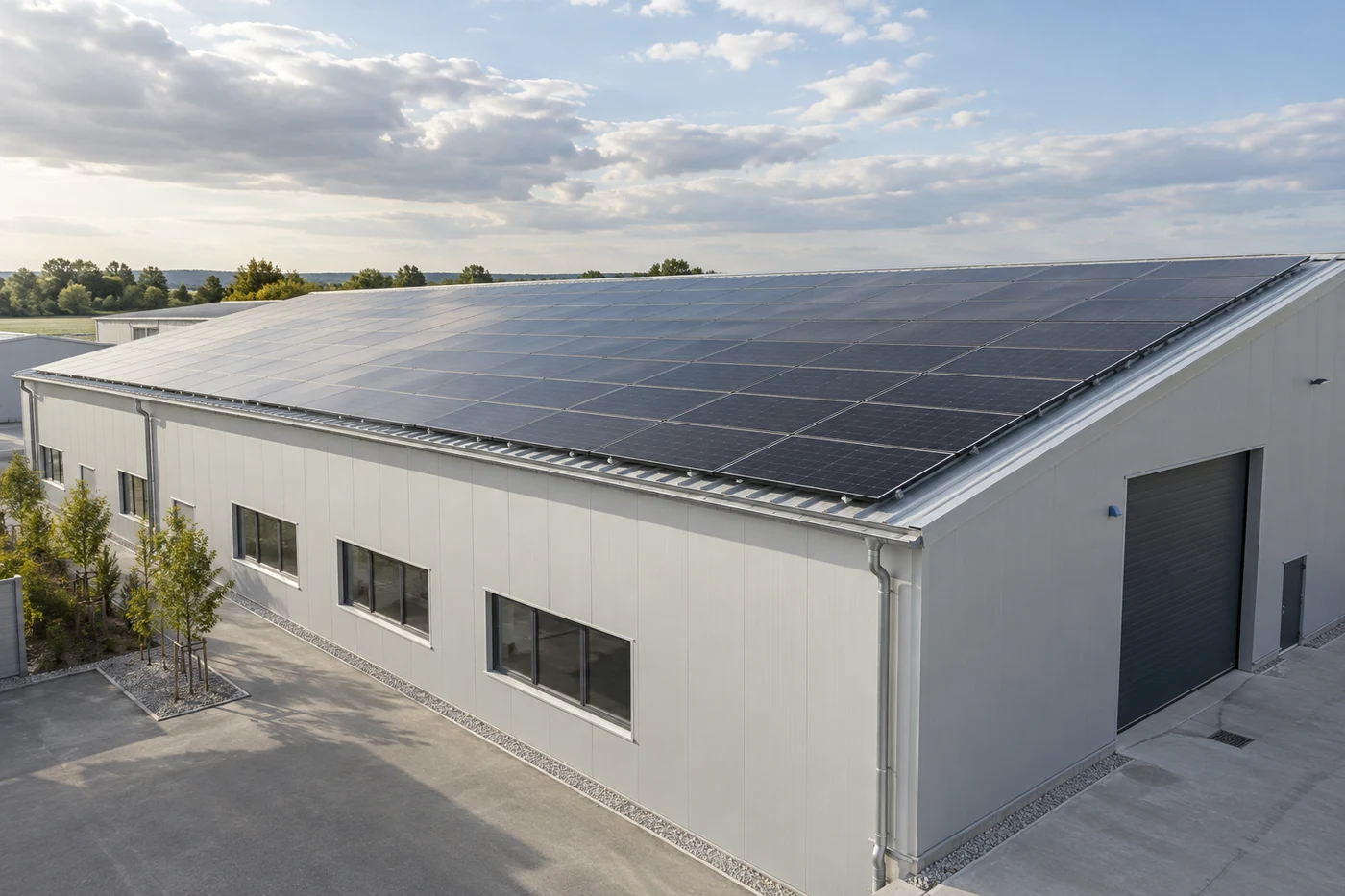 Solarmodule auf dem Dach einer hellen Lagerhalle