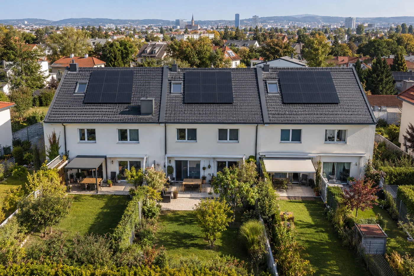 Solarmodule auf Dächern einer Reihenhaussiedlung