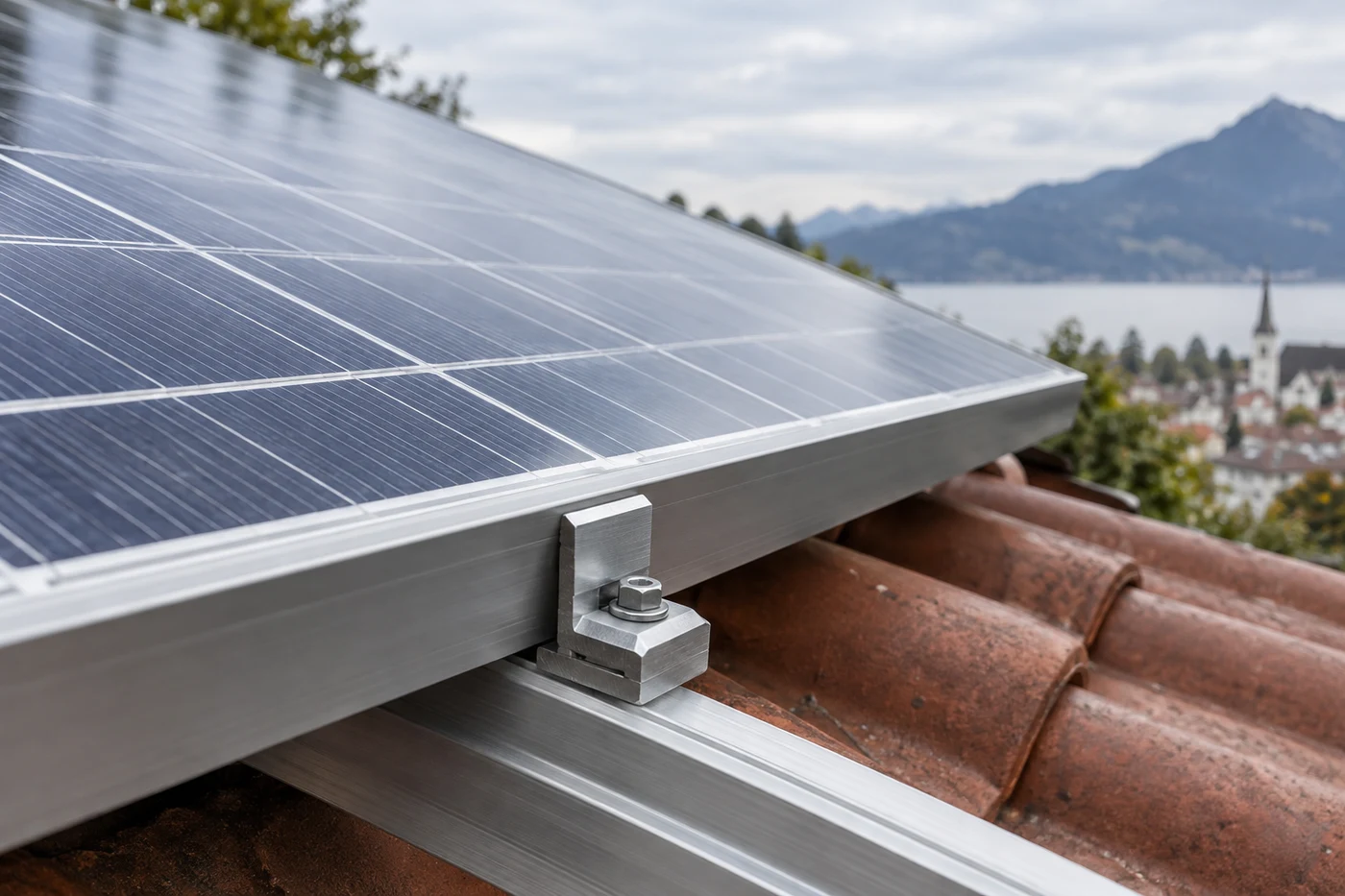 Detail eines Solarmodulrahmens mit Glasfläche und Befestigungsklemme.