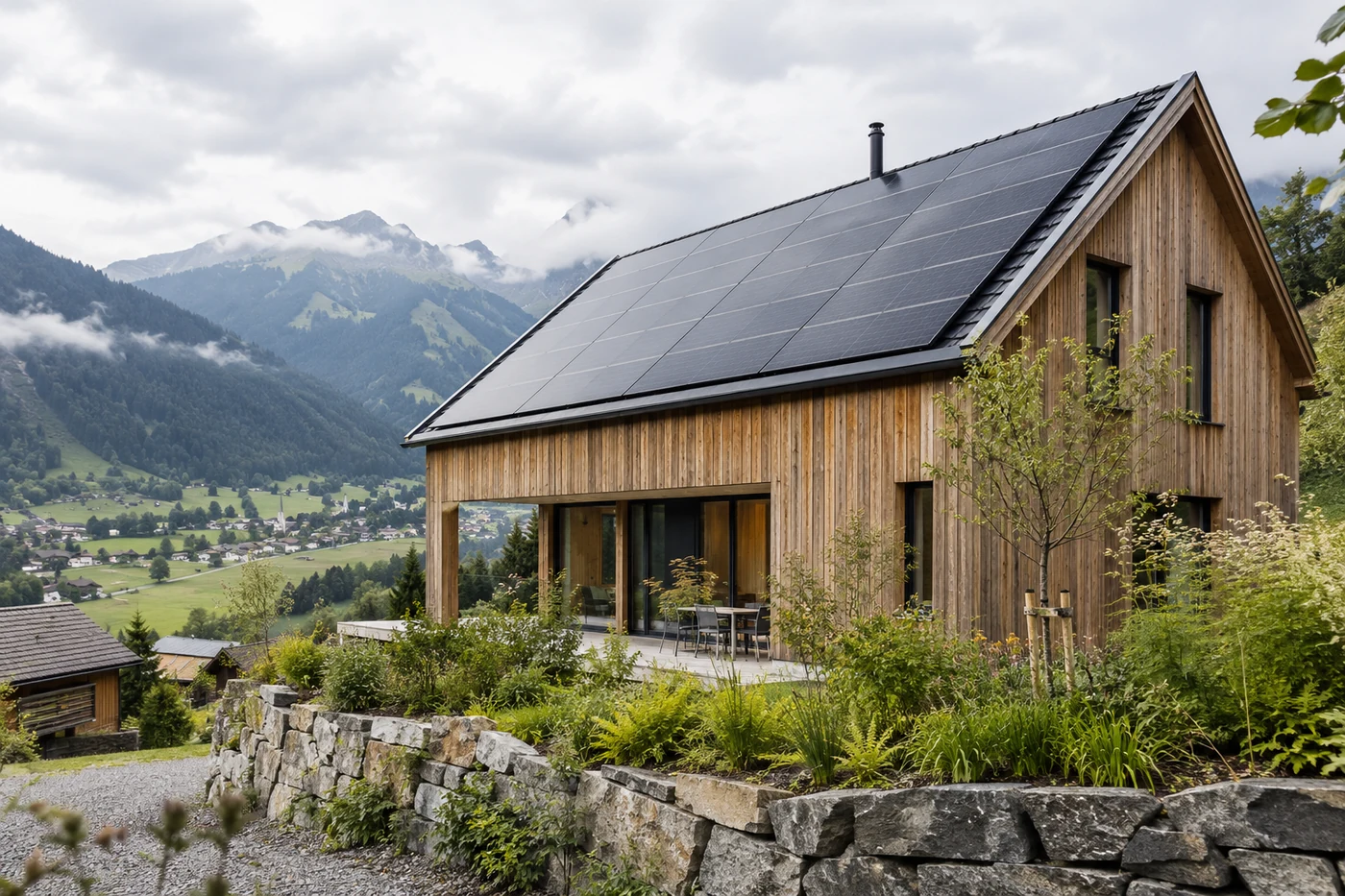 Holzhaus mit Solardach und Garten in einer Berglandschaft