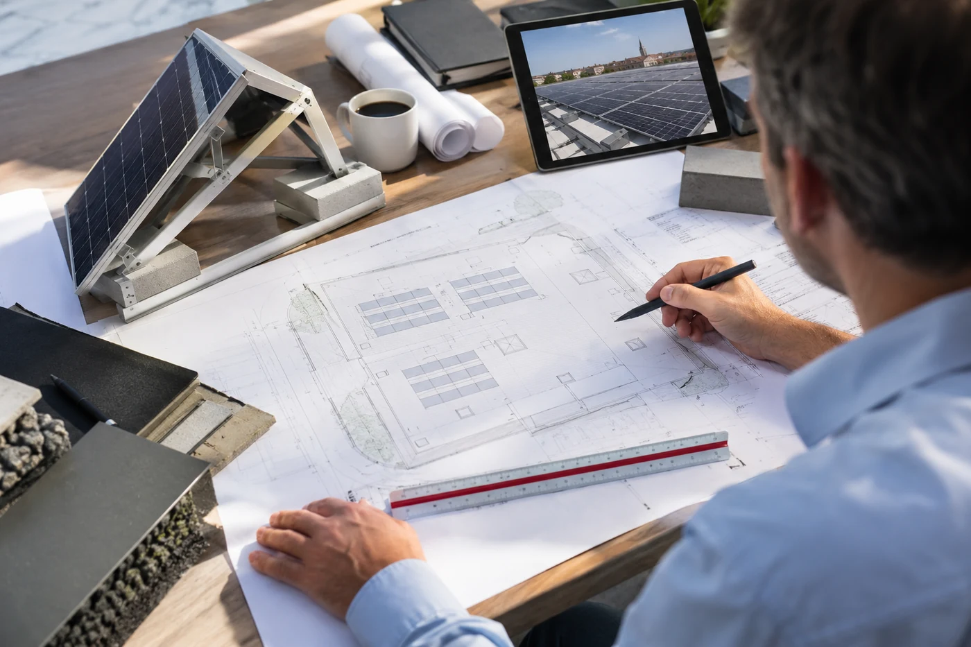 Ingenieur betrachtet Flachdachplan und PV-Montagemuster