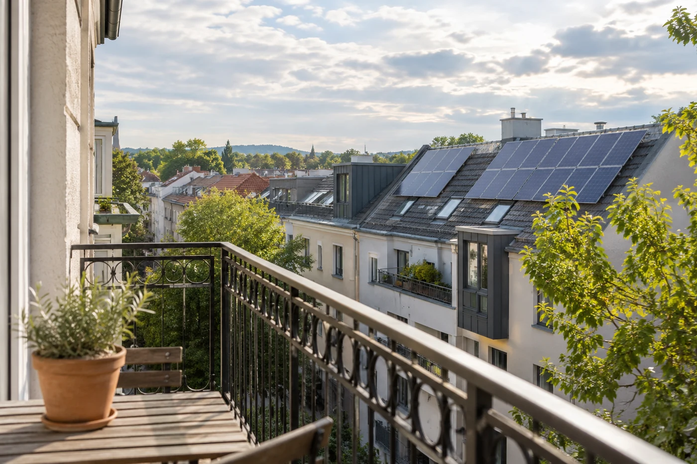 Blick von einem Balkon auf Dächer mit Solarmodulen