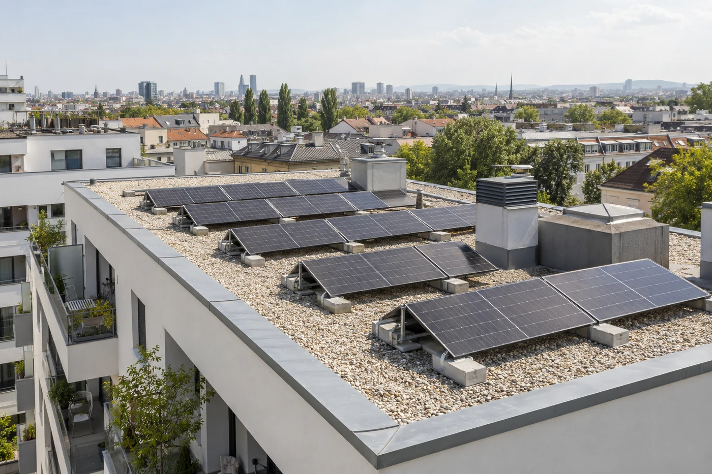 Photovoltaik auf einem Flachdach über der Stadt