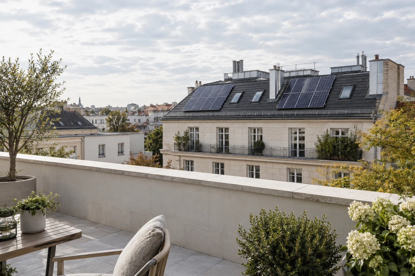 Photovoltaikmodule auf einem Wohnhausdach, von einer benachbarten Terrasse gesehen.